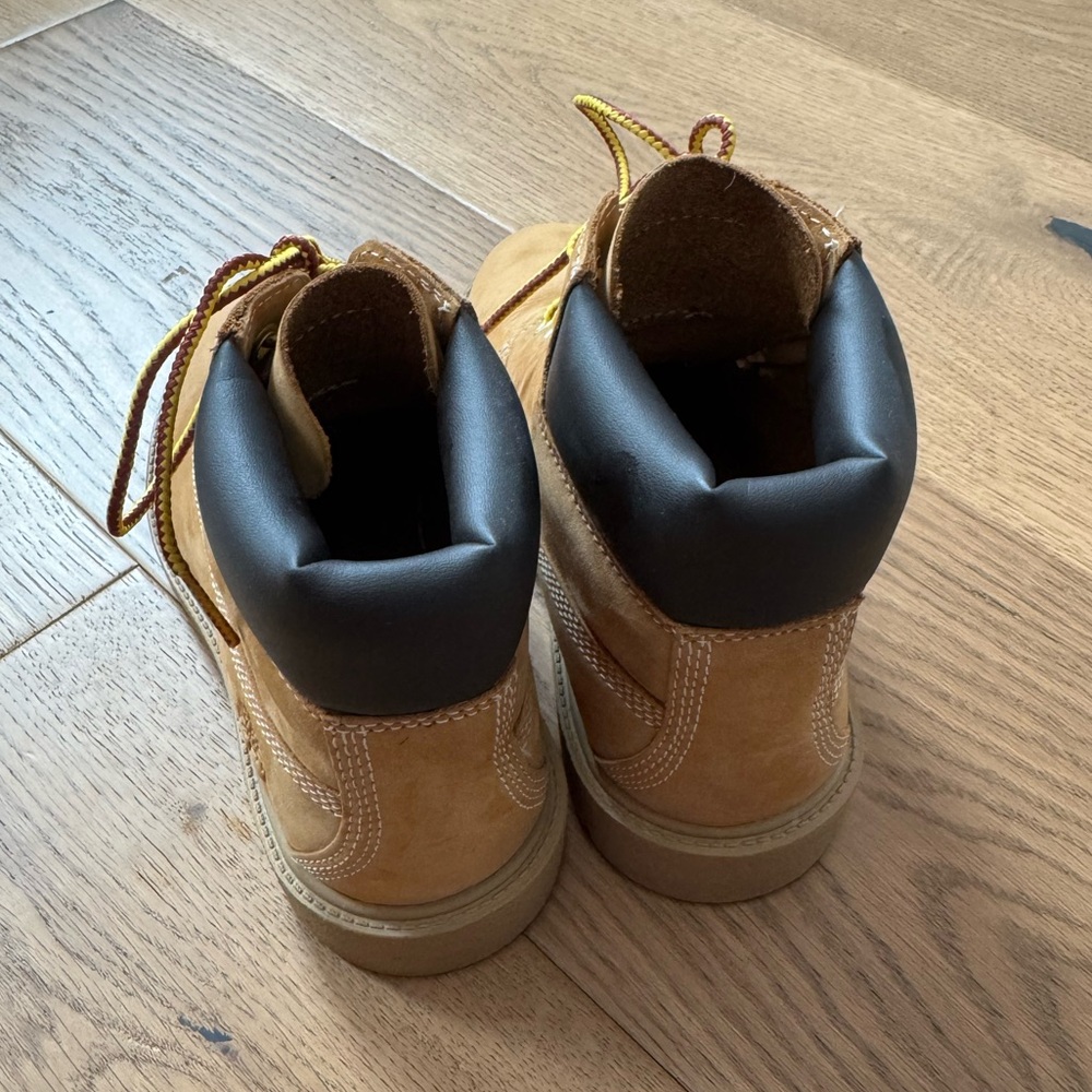 Timberland Children's 6-Inch Waterproof Boot - Wheat Nubuck - Size 1.5 - EUC - Picture 4 of 9